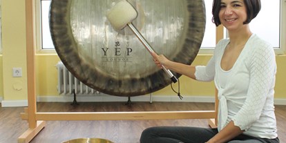 Yogakurs - Yogastil: Vinyasa Flow - Yulia Eberle ist ausgebildete Yogalehrerin, Pilates Trainerin und Entspannungspädagogin - YEP Lounge