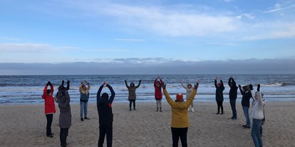 Yogakurs - Deutschland - Morgen-Routine, vor dem Frühstück noch  an den Strand.
Die herrliche salzhaltige Meeresluft eignet sich hervorragend, für Bewegung und Pranayama (Atemübungen). - 6 Tage Soul Time an der Nordsee - mit Yoga und Wandern im Mai