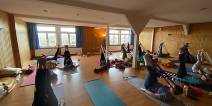 Yogakurs - Deutschland - Auch unser Yogaraum liegt idyllisch eingebettet im Dünengebiet.
Wir beginnen den Tag mit dynamischen, für jeden praktizierbaren Yogasequenzen und beschließen ihn mit tiefenentspannendem Yin Yoga, Traumreisen sowie Mantrasingen.  - 6 Tage Soul Time an der Nordsee - mit Yoga und Wandern im Mai