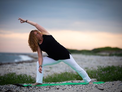 Yogakurs - Niedersachsen - Anja Steinmetz Yoga, Side Warrior Asana - 200Std.+ Yogalehrer*innen & Resilienztrainer*innen Ausbildung