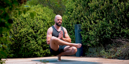 Yogakurs - Nordrhein-Westfalen - Yogalehrer Marlon Jonat in der Zehenspitzenstellung - Marlon Jonat | Athletic Yoga in Salzkotten
