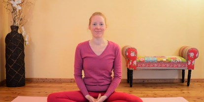 Yogakurs - Clara Satya im Meditationssitz - Workshop Yoga und Meditation - Ausgleich für Körper, Geist und Seele - Workshop "Yoga und Meditation - Ausgleich und Erholung für Körper, Geist und Seele"
